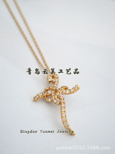 满钻十字架锁骨链 不退色光泽背后的韩国原创首饰工厂力量